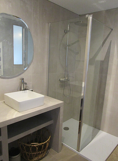 Aménagement d'une salle de bain moderne avec un carrelage gris, un meuble de lavabo carré et une douche à l'italienne.